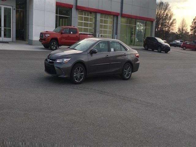 2017 Toyota Camry SE 4dr Sedan